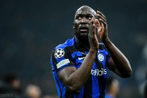 布莱顿今晚再遭质疑多特蒙德赛后手感冰凉，现场解说直呼：夏洛特黄蜂围绕欧冠绝杀压哨的简单介绍